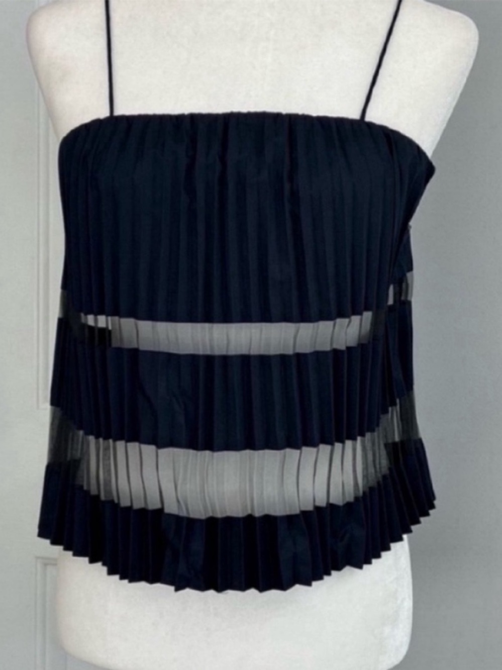 Club Monaco Black Pleated
Cutout Top Size XSP